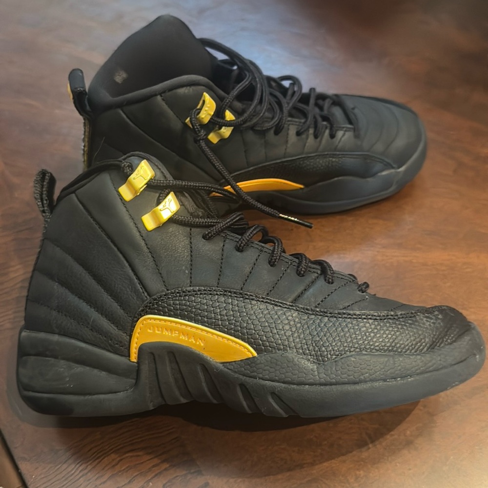 Kids youth size 4 unisex black Jordan's Nike